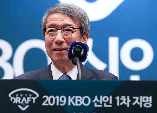 정운찬 KBO 총재가 지난달 25일 열린 2019 KBO 신인 1차 드래프트에서 인사말을 하고 있다. 연합뉴스